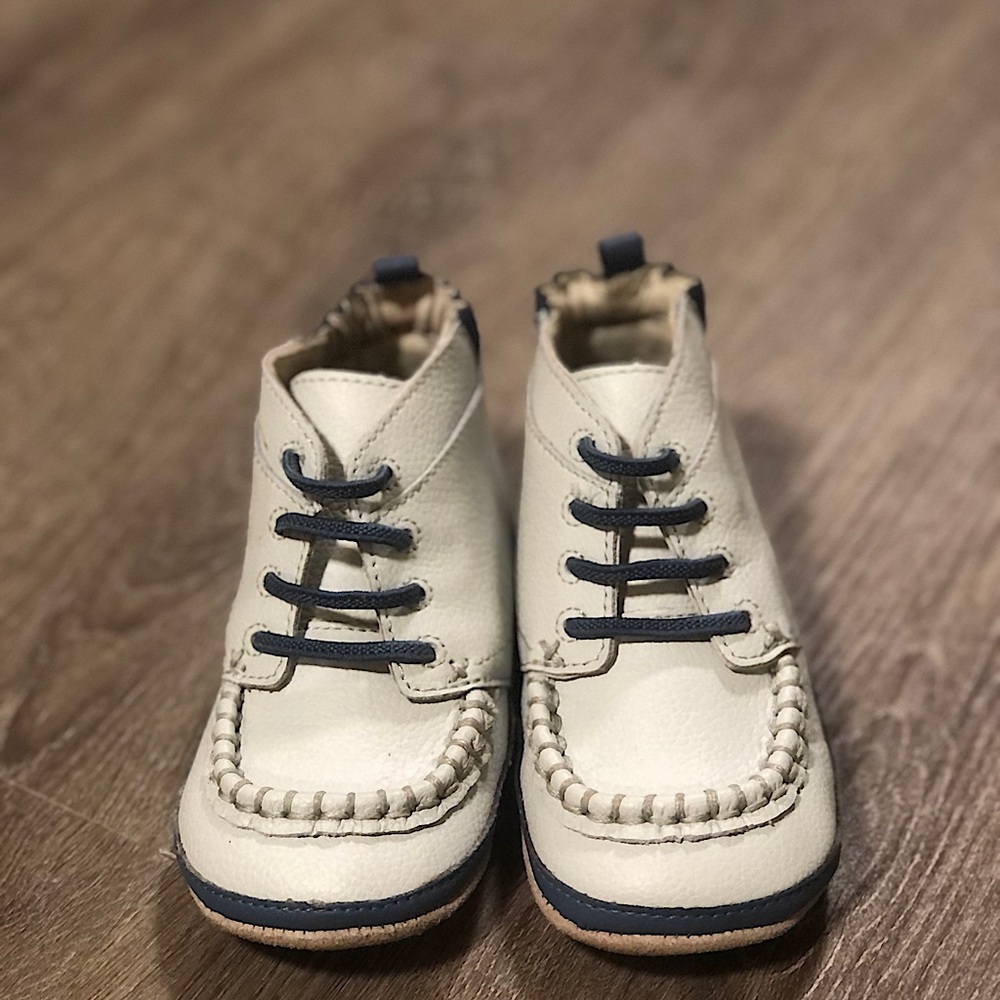 Robeez toddler shoes. Size is 18-24months. Very soft sole and good condition.